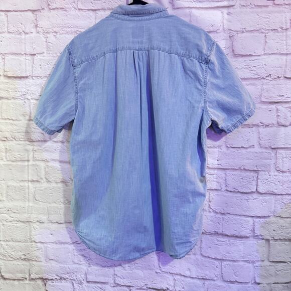 GAP Short sleeve lightweight Denim Button up shirt sz L - Picture 3 of 5